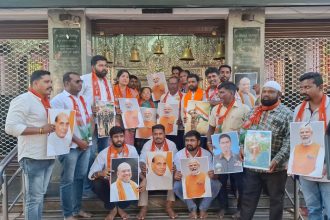 ಧಾರವಾಡ: ಭಾರತೀಯ ಸೈನಿಕರ ಹೆಸರಲ್ಲಿ ಆಂಜನೇಯನಿಗೆ ವಿಶೇಷ ಪೂಜೆ ಸಲ್ಲಿಸಿದ ಬಿಜೆಪಿ ಕಾರ್ಯಕರ್ತರು