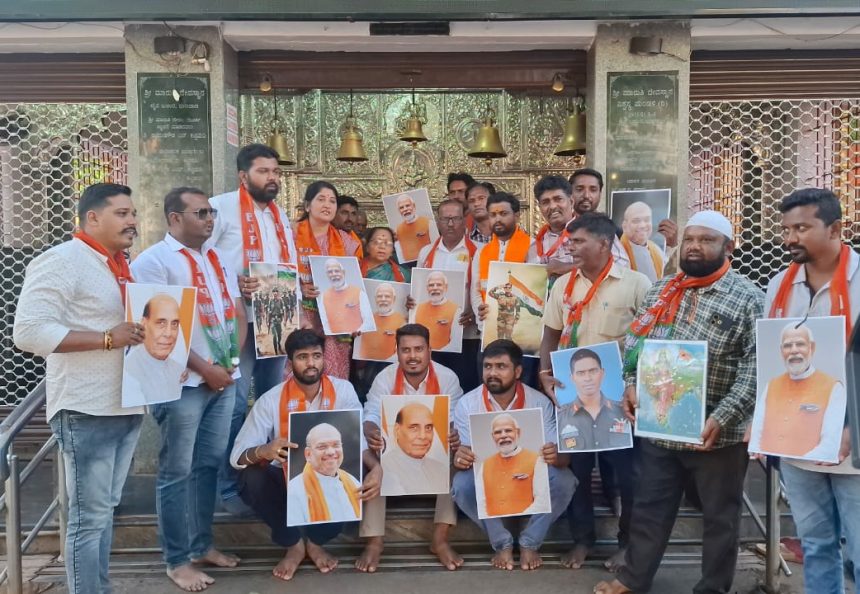 ಧಾರವಾಡ: ಭಾರತೀಯ ಸೈನಿಕರ ಹೆಸರಲ್ಲಿ ಆಂಜನೇಯನಿಗೆ ವಿಶೇಷ ಪೂಜೆ ಸಲ್ಲಿಸಿದ ಬಿಜೆಪಿ ಕಾರ್ಯಕರ್ತರು