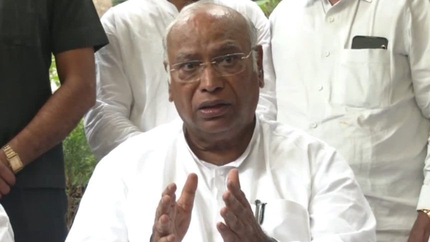 ವಿಮಾನ ಪತನ ದುರಂತ: ಉನ್ನತ ಮಟ್ಟದ ತನಿಖೆ ನಡೆಸುವಂತೆ ಮಲ್ಲಿಕಾರ್ಜುನ ಖರ್ಗೆ ಆಗ್ರಹ