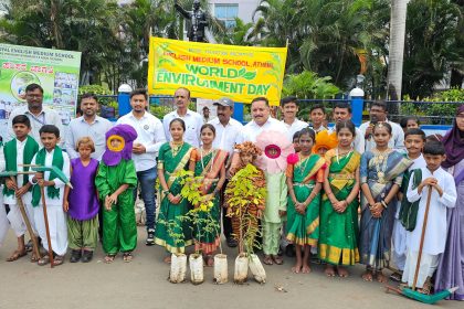 ರಾಯಲ್ ಆಂಗ್ಲ ಮಾಧ್ಯಮ ಶಿಕ್ಷಣ ಸಂಸ್ಥೆಯಿಂದ ಉಚಿತವಾಗಿ ಸಸಿ ನೀಡಿ ಸಾರ್ವಜನಿಕರಲ್ಲಿ ಪರಿಸರ ಜಾಗೃತಿ