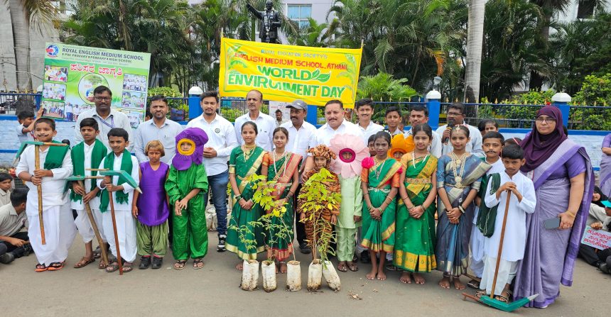 ರಾಯಲ್ ಆಂಗ್ಲ ಮಾಧ್ಯಮ ಶಿಕ್ಷಣ ಸಂಸ್ಥೆಯಿಂದ ಉಚಿತವಾಗಿ ಸಸಿ ನೀಡಿ ಸಾರ್ವಜನಿಕರಲ್ಲಿ ಪರಿಸರ ಜಾಗೃತಿ ರಾಯಲ್ ಆಂಗ್ಲ ಮಾಧ್ಯಮ ಶಿಕ್ಷಣ ಸಂಸ್ಥೆಯಿಂದ ಉಚಿತವಾಗಿ ಸಸಿ ನೀಡಿ ಸಾರ್ವಜನಿಕರಲ್ಲಿ ಪರಿಸರ ಜಾಗೃತಿ