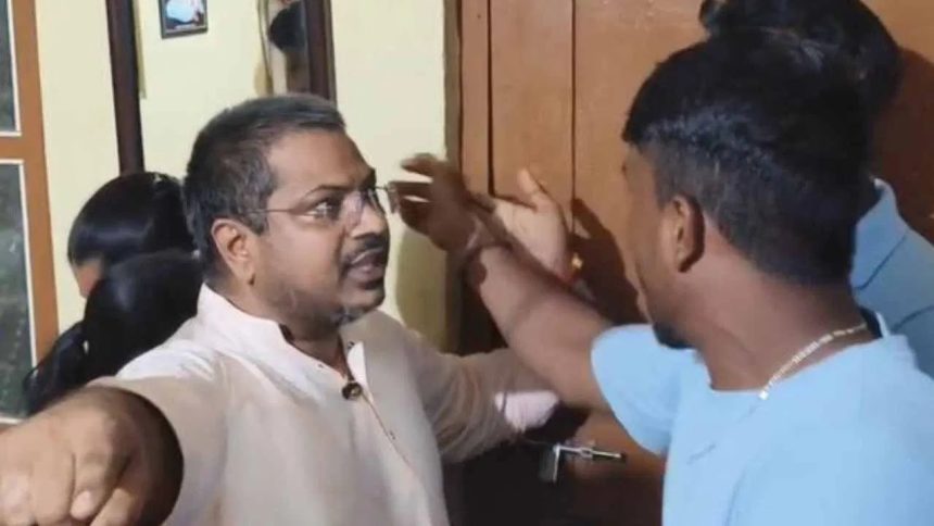 ಅಡವಿಸಿದ್ದರಾಮಶ್ರೀ ಸ್ವಾಮೀಜಿ ಮಹಿಳೆಯೊಂದಿಗೆ: ಸ್ವಾಮೀಜಿಯನ್ನು ಹೊರದಬ್ಬಿದ ಗ್ರಾಮಸ್ಥರು