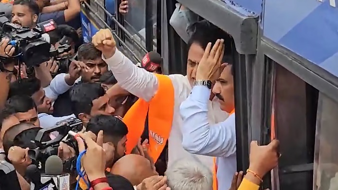 ಕಾಲ್ತುಳಿಕ ಕೇಸ್‌ ವಿರುದ್ಧ ಬಿಜೆಪಿ ಧರಣಿ; ಸಿಎಂ ಮನೆಗೆ ಮುತ್ತಿಗೆ ಯತ್ನಿಸಿದ ಕಾರ್ಯಕರ್ತರು  ವಶಕ್ಕೆ