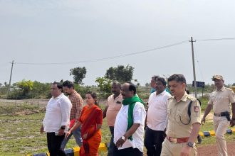 ನವಲಗುಂದ ಮಳೆ ಹಾನಿ ಪ್ರದೇಶಕ್ಕೆ ಶಾಸಕ ಎನ್. ಎಚ್. ಕೋನರಡ್ಡಿ, ಹಾಗೂ ಜಿಲ್ಲಾಧಿಕಾರಿ ಭೇಟಿ
