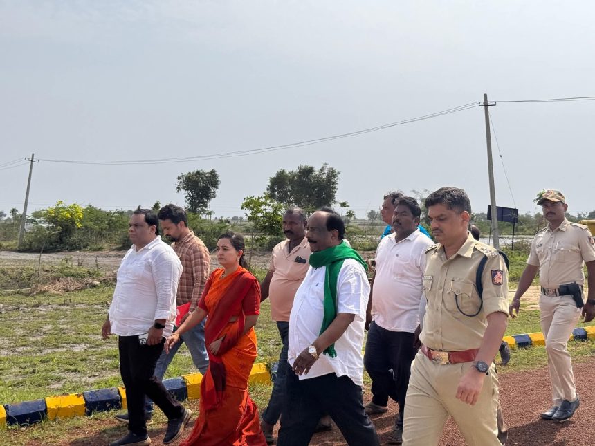 ನವಲಗುಂದ ಮಳೆ ಹಾನಿ ಪ್ರದೇಶಕ್ಕೆ ಶಾಸಕ ಎನ್. ಎಚ್. ಕೋನರಡ್ಡಿ, ಹಾಗೂ ಜಿಲ್ಲಾಧಿಕಾರಿ ಭೇಟಿ