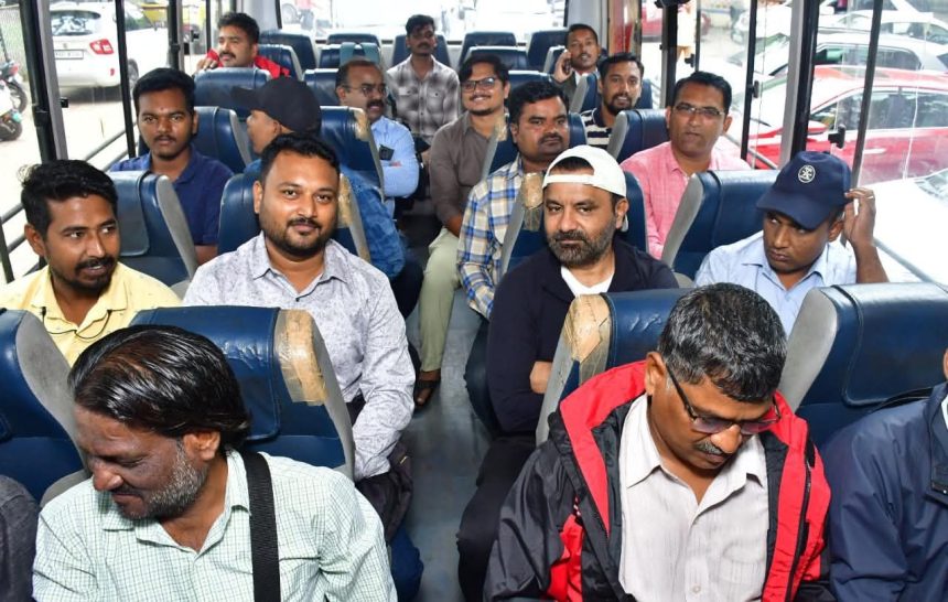 ವಾರ್ತಾ ಇಲಾಖೆ ವಾಹನದಲ್ಲಿ ಸಂಚರಿಸಿದ ಸಚಿವ ಸಂತೋಷ ಲಾಡ್