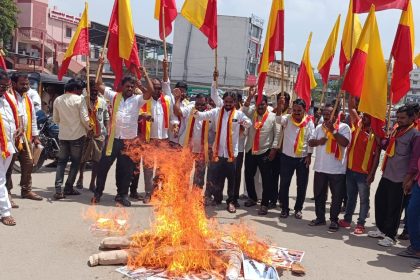 ಕನ್ನಡ ಭಾಷೆಯ ಅವಹೇಳನ ಹೇಳಿಕೆ ಖಂಡಿಸಿ ಕರವೇ ಪ್ರವೀಣ್ ಶೆಟ್ಟಿ ಬಣದಿಂದ ತಮಿಳು ನಟ ಕಮಲಹಾಸನ್ ಪ್ರತಿ ಕೃತಿ ದಹನ