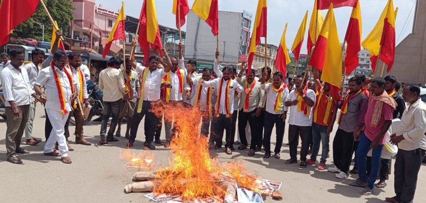 ಕನ್ನಡ ಭಾಷೆಯ ಅವಹೇಳನ ಹೇಳಿಕೆ ಖಂಡಿಸಿ ಕರವೇ ಪ್ರವೀಣ್ ಶೆಟ್ಟಿ ಬಣದಿಂದ ತಮಿಳು ನಟ ಕಮಲಹಾಸನ್ ಪ್ರತಿ ಕೃತಿ ದಹನ ಕನ್ನಡ ಭಾಷೆಯ ಅವಹೇಳನ ಹೇಳಿಕೆ ಖಂಡಿಸಿ ಕರವೇ ಪ್ರವೀಣ್ ಶೆಟ್ಟಿ ಬಣದಿಂದ ತಮಿಳು ನಟ ಕಮಲಹಾಸನ್ ಪ್ರತಿ ಕೃತಿ ದಹನ