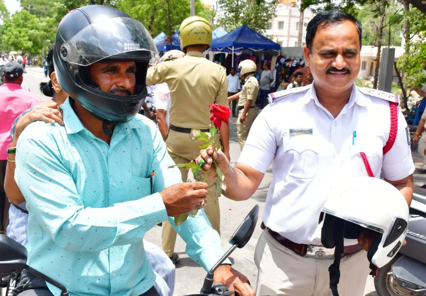 ಪೊಲೀಸರಿಂದ ಹೆಲ್ಮೆಟ್ ಜಾಗೃತಿ ಕಾರ್ಯಕ್ರಮ: ಅಯ್ಯನಗೌಡ ಪಾಟಿಲ್