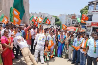 ಚಿನ್ನಸ್ವಾಮಿ ಕ್ರೀಡಾಂಗಣದಲ್ಲಿ ಕಾಲು ತುಳಿತ: ಸಿಎಂ ಮತ್ತು ಡಿಸಿಎಂ ಅವರ ಪ್ರತಿ ಕೃತಿಯನ್ನು ದಹನ