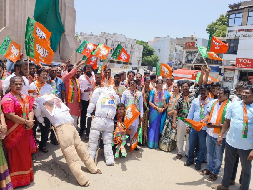 ಚಿನ್ನಸ್ವಾಮಿ ಕ್ರೀಡಾಂಗಣದಲ್ಲಿ ಕಾಲು ತುಳಿತ: ಸಿಎಂ ಮತ್ತು ಡಿಸಿಎಂ ಅವರ ಪ್ರತಿ ಕೃತಿಯನ್ನು ದಹನ