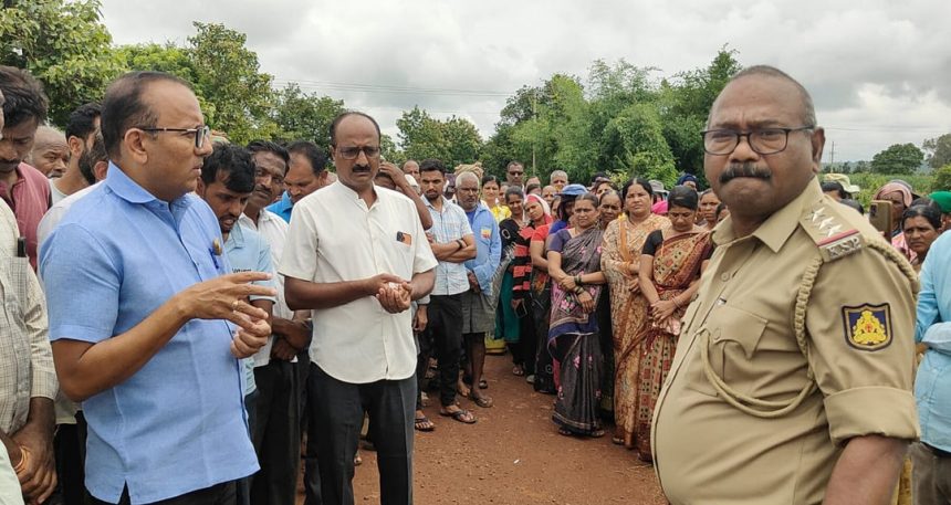 ಸ್ಮಶಾನ ಭೂಮಿ ಕಬಳಿಸಲು ಯತ್ನಿಸಿದವರ ವಿರುದ್ಧ ದೇವಗಿರಿ ಗ್ರಾಮಸ್ಥರ ಪ್ರತಿಭಟನೆ