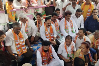 ಹಳೆ ಮುನಿಸಿಪಾಲಿಟಿ ಮಳಿಗೆಗಳ ತೆರವುಗೊಳಿಸಲು ಪಾಲಿಕೆಯಿಂದ ಗುಂಡಾವರ್ತನೆ : ಮಾಜಿ ಸಚಿವ ಬಿ ಶ್ರೀರಾಮುಲು ಧರಣಿ
