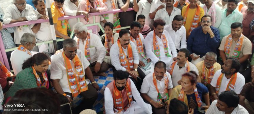 ಹಳೆ ಮುನಿಸಿಪಾಲಿಟಿ ಮಳಿಗೆಗಳ ತೆರವುಗೊಳಿಸಲು ಪಾಲಿಕೆಯಿಂದ ಗುಂಡಾವರ್ತನೆ : ಮಾಜಿ ಸಚಿವ ಬಿ ಶ್ರೀರಾಮುಲು ಧರಣಿ