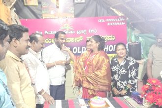 ವೃದ್ಧಾಶ್ರಮದಲ್ಲಿ ಕಾಂಗ್ರೆಸ್ ಮುಖಂಡರಾದ ಹೆಚ್.ಚಂದ್ರಕಳ  ಜನ್ಮದಿನಾಚರಣೆ
