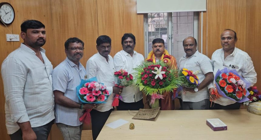 ಕೃಷಿ ಇಲಾಖೆ ಅಧಿಕಾರ ಸ್ವೀಕರಿಸಿದ ಶರಣಪ್ಪ ಮುದಗಲ್- ಹೆಚ್. ತಿಮ್ಮನಗೌಡರಿಂದ ಅಭಿನಂದನೆ