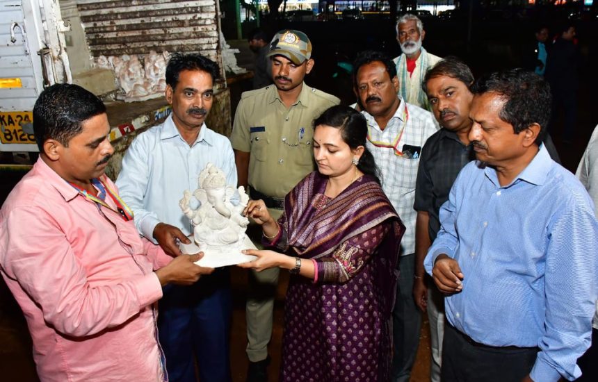 ಗರಗ ಗ್ರಾಮದಲ್ಲಿ ಪಿಓಪಿ ಗಣಪತಿ ವಿಗ್ರಗಳು ವಶಕ್ಕೆ; ಕ್ರಿಮಿನಲ್ ಪ್ರಕರಣ ದಾಖಲಿಸಲು ಡಿಸಿ ದಿವ್ಯ ಪ್ರಭು ಸೂಚನೆ
