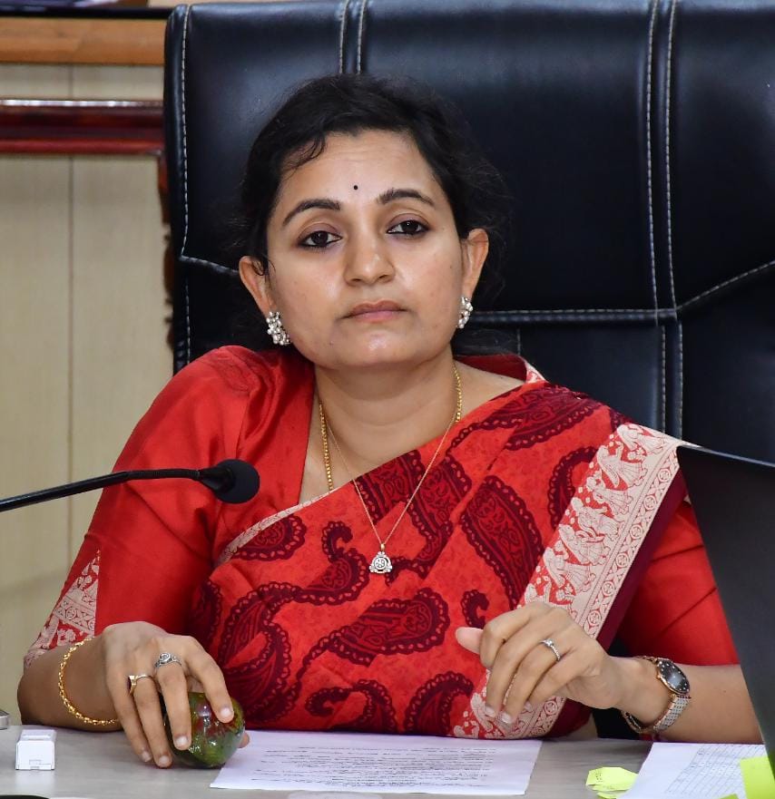 ಬೆಳೆಹಾನಿ ಸಮೀಕ್ಷೆ ಬೇಗ ಮುಗಿಸಿ; ಬೀಜ, ಗೊಬ್ಬರ ಕೊರತೆ ಆಗದಂತೆ ಮುನ್ನೆಚ್ಚರಿಕೆ ವಹಿಸಿ: ಜಿಲ್ಲಾಧಿಕಾರಿ ದಿವ್ಯ ಪ್ರಭು