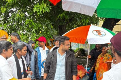ಬೀದಿಬದಿ ವ್ಯಾಪಾರಿಗಳಿಗೆ ಲಕ್ಷ್ಮೀ ತಾಯಿ ಫೌಂಡೇಶನ್ ವತಿಯಿಂದ ಛತ್ರಿ ವಿತರಣೆ