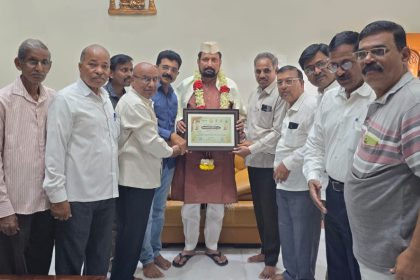 ಯೋಗ ಶಿಬಿರದ ಯಶಸ್ಸಿಗೆ ಸಹಕರಿಸಿದ ಶಾಸಕ ಸವದಿಗೆ ಅಭಿನಂದನಾ ಪತ್ರ ನೀಡಿ ಗೌರವಾರ್ಪಣೆ