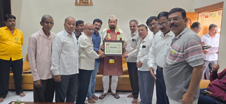 ಯೋಗ ಶಿಬಿರದ ಯಶಸ್ಸಿಗೆ ಸಹಕರಿಸಿದ ಶಾಸಕ ಸವದಿಗೆ ಅಭಿನಂದನಾ ಪತ್ರ ನೀಡಿ ಗೌರವಾರ್ಪಣೆ