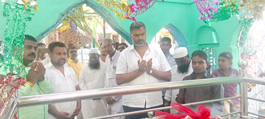ಹಿಂದೂ ಮುಸ್ಲಿಮರ ಭಾವೈಕ್ಯದ ಕೇಂದ್ರ- ಬಾಬಾಬುಡನ್ ಶಾವಲಿ ದರ್ಗಾದ ಉರುಸ ಗಂಧೋತ್ಸವಕ್ಕೆ ಚಾಲನೆ ಹಿಂದೂ ಮುಸ್ಲಿಮರ ಭಾವೈಕ್ಯದ ಕೇಂದ್ರ- ಬಾಬಾಬುಡನ್ ಶಾವಲಿ ದರ್ಗಾದ ಉರುಸ ಗಂಧೋತ್ಸವಕ್ಕೆ ಚಾಲನೆ
