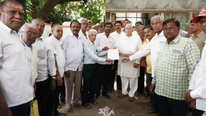 ಹೊಸಪೇಟೆಯಲ್ಲಿ ದೇವರಾಜ್‌ಅರಸ್ ಭವನ ನಿರ್ಮಾಣಕ್ಕೆ ಆಗ್ರಹಿಸಿ ಮನವಿ