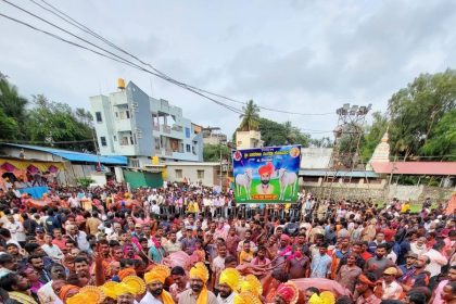 ಹುಕ್ಕೇರಿ ತಾಲೂಕು ಮಟ್ಟದ ಕಾರಹುಣ್ಣಿಮೆ ವಿಜೃಂಭಣೆ: ಮಹಾಲಕ್ಷ್ಮಿ ಮಂದಿರದ ಆವರಣದಲ್ಲಿ ಎತ್ತುಗಳ ಪ್ರದರ್ಶನ