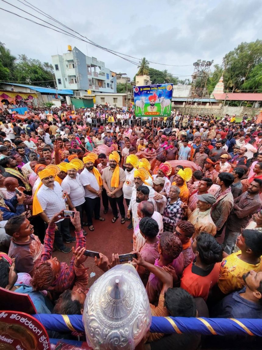 ಹುಕ್ಕೇರಿ ತಾಲೂಕು ಮಟ್ಟದ ಕಾರಹುಣ್ಣಿಮೆ ವಿಜೃಂಭಣೆ: ಮಹಾಲಕ್ಷ್ಮಿ ಮಂದಿರದ ಆವರಣದಲ್ಲಿ ಎತ್ತುಗಳ ಪ್ರದರ್ಶನ