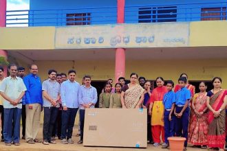 ಮುನವಳ್ಳಿ ಸರಕಾರಿ ಪ್ರೌಢ ಶಾಲೆಗೆ ಟಿವಿ ಕೊಡುಗೆ