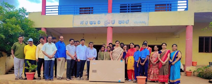ಮುನವಳ್ಳಿ ಸರಕಾರಿ ಪ್ರೌಢ ಶಾಲೆಗೆ ಟಿವಿ ಕೊಡುಗೆ ಮುನವಳ್ಳಿ ಸರಕಾರಿ ಪ್ರೌಢ ಶಾಲೆಗೆ ಟಿವಿ ಕೊಡುಗೆ