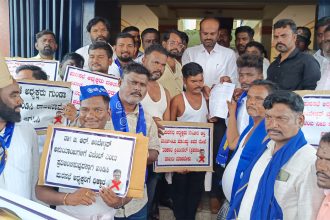 ಪುರಸಭೆ ಅಧ್ಯಕ್ಷರ ವಿರುದ್ಧ ಕ್ರಮಕ್ಕೆ ಆಗ್ರಹ: ಜಿಲ್ಲಾಧಿಕಾರಿಗೆ ಮನವಿ: ಅರೆಬೆತ್ತಲೆ, ತಮಟೆ ಮೆರವಣಿಗೆ: ದಲಿತಪರ ಒಕ್ಕೂಟದ ಮುಖಂಡರಿಂದ ಪ್ರತಿಭಟನೆ