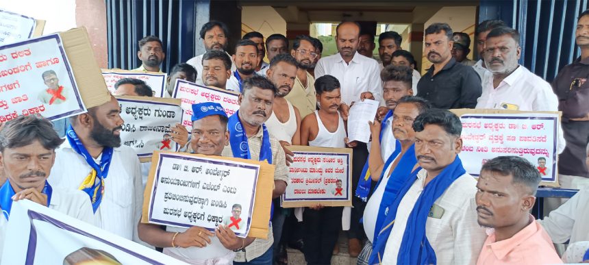 ಪುರಸಭೆ ಅಧ್ಯಕ್ಷರ ವಿರುದ್ಧ ಕ್ರಮಕ್ಕೆ ಆಗ್ರಹ: ಜಿಲ್ಲಾಧಿಕಾರಿಗೆ ಮನವಿ: ಅರೆಬೆತ್ತಲೆ, ತಮಟೆ ಮೆರವಣಿಗೆ: ದಲಿತಪರ ಒಕ್ಕೂಟದ ಮುಖಂಡರಿಂದ ಪ್ರತಿಭಟನೆ