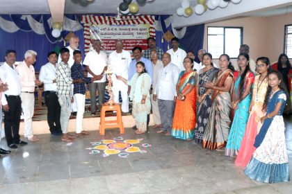 ಗುರುಗಳಿಗೆ ವಿಧೇಯರಾಗಿ ಯಶಸ್ಸು ಪಡೆಯಿರಿ : ಹೊಸಳ್ಳಿ