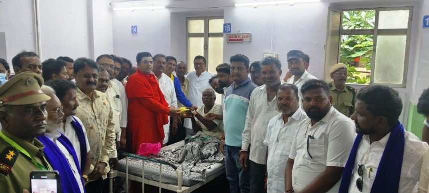 ರೋಗಿಗಳಿಗೆ ಹಾಲು ಹಣ್ಣು ನೀಡುವ ಮೂಲಕ ಬಸವ ಪಂಚಮಿ ಆಚರಣೆ