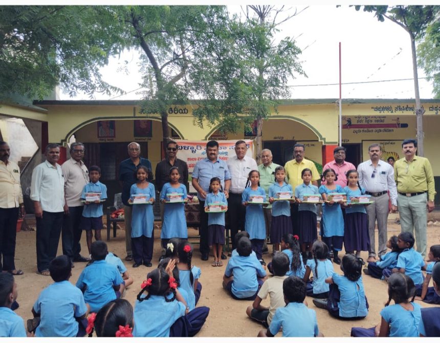ಬಳ್ಳಾರಿಯಲ್ಲಿ ಮೂರು ಶಾಲೆಗಳಿಗೆ ಶೈಕ್ಷಣಿಕ ಸಾಮಾಗ್ರಿ ವಿತರಣೆ ಕಾರ್ಯಕ್ರಮ
