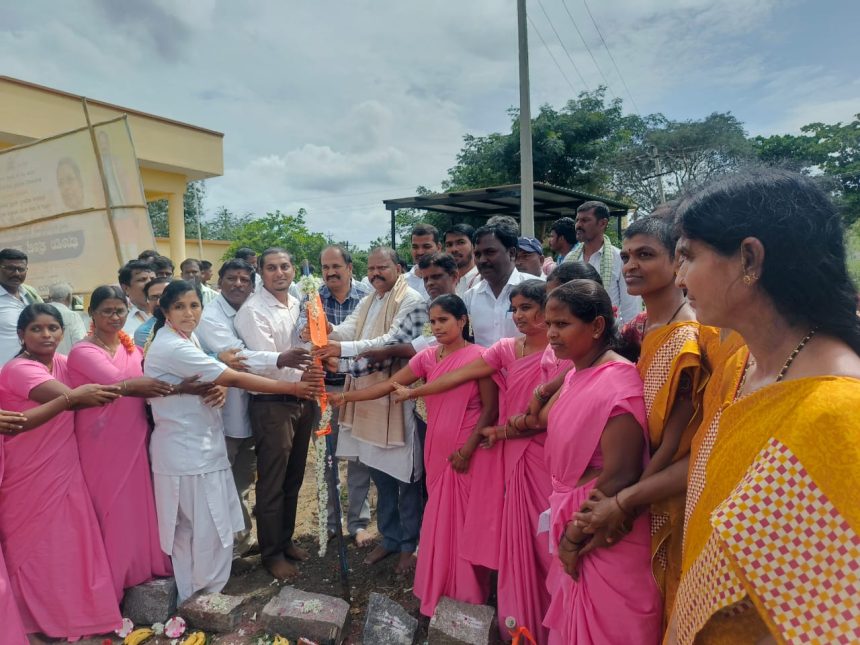 ಸಿರುಗುಪ್ಪ: ತಾಳೂರು ಗ್ರಾಮದಲ್ಲಿ ವಸತಿ ಗೃಹ ನಿರ್ಮಾಣಕ್ಕೆ ಭೂಮಿಪೂಜೆ