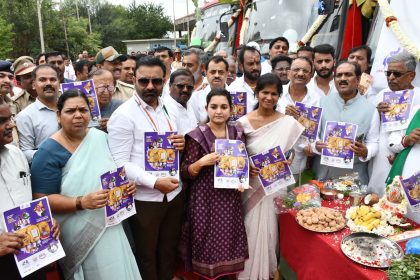 ಮಹಿಳಾ ಪ್ರಯಾಣಿಕರಿಗೆ ಟಿಕೆಟ್ ವಿತರಿಸಿ, ಶಕ್ತಿ ಯೋಜನೆಯ ಪೊಸ್ಟರ್ ಬಿಡುಗಡೆ ಮಾಡಿದ ಸಚಿವ ಸಂತೋಷ ಲಾಡ್