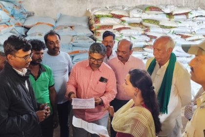 ಕಲಘಟಗಿಯ ಗೊಬ್ಬರ ಅಂಗಡಿ, ದಾಸ್ತಾನು ಮಳಿಗೆಗಳಿಗೆ ಜಿಲ್ಲಾಧಿಕಾರಿ ದಿಢೀರ ಭೇಟಿ ಪರಿಶೀಲನೆ