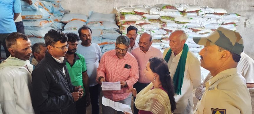 ಕಲಘಟಗಿಯ ಗೊಬ್ಬರ ಅಂಗಡಿ, ದಾಸ್ತಾನು ಮಳಿಗೆಗಳಿಗೆ ಜಿಲ್ಲಾಧಿಕಾರಿ ದಿಢೀರ ಭೇಟಿ ಪರಿಶೀಲನೆ