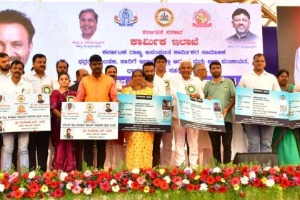 ಧಾರವಾಡ: ಅಸಂಘಟಿತ ಕಾರ್ಮಿಕರಿಗೆ ಸ್ಮಾರ್ಟ್‌ ಕಾರ್ಡ್‌ ವಿತರಣೆ ಕಾರ್ಯಕ್ರಮದಲ್ಲಿ ಕಾರ್ಮಿಕ ಸಚಿವ ಸಂತೋಷ್‌ ಲಾಡ್‌