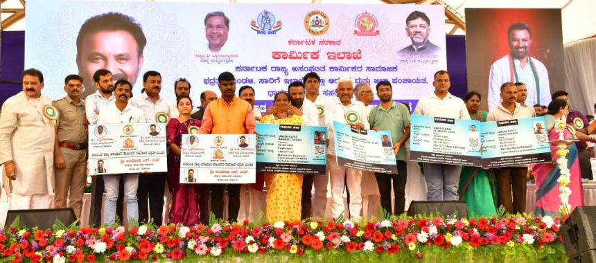 ಧಾರವಾಡ: ಅಸಂಘಟಿತ ಕಾರ್ಮಿಕರಿಗೆ ಸ್ಮಾರ್ಟ್‌ ಕಾರ್ಡ್‌ ವಿತರಣೆ ಕಾರ್ಯಕ್ರಮದಲ್ಲಿ ಕಾರ್ಮಿಕ ಸಚಿವ ಸಂತೋಷ್‌ ಲಾಡ್‌