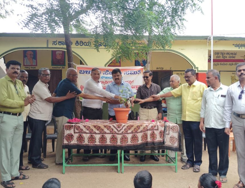 ಬಳ್ಳಾರಿ ಸೇವಾ ಸಮಿತಿ ವತಿಯಿಂದ ಪುಸ್ತಕ ಮತ್ತು ಲೇಖನ ಸಾಮಾಗ್ರಿಗಳ ವಿತರಣೆ 