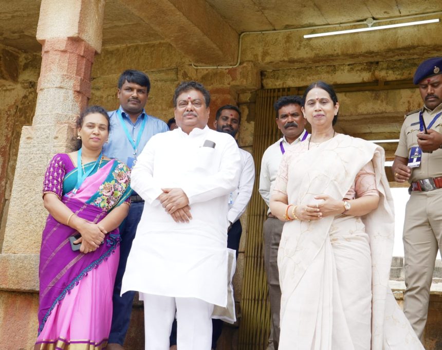 ಭೋಗ ನಂದೀಶ್ವರ ದೇವಾಲಯಕ್ಕೆ ಸಚಿವೆ ಲಕ್ಷ್ಮೀ ಹೆಬ್ಬಾಳಕರ್ ಭೇಟಿ