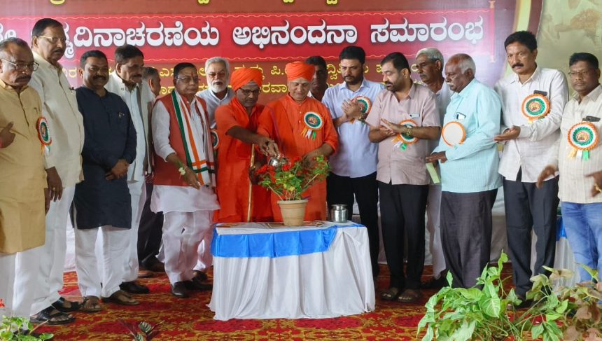 ಅಷ್ಟಗಿಯವರ ಜನ್ಮದಿನ ನಿಮಿತ್ತ ವಿದ್ಯಾರ್ಥಿಗಳಿಗೆ ಪ್ರತಿಭಾ ಪುರಸ್ಕಾರ ಹಾಗೂ ನಿವೃತ್ತ ಶಿಕ್ಷಕರಿಗೆ ಸನ್ಮಾನ