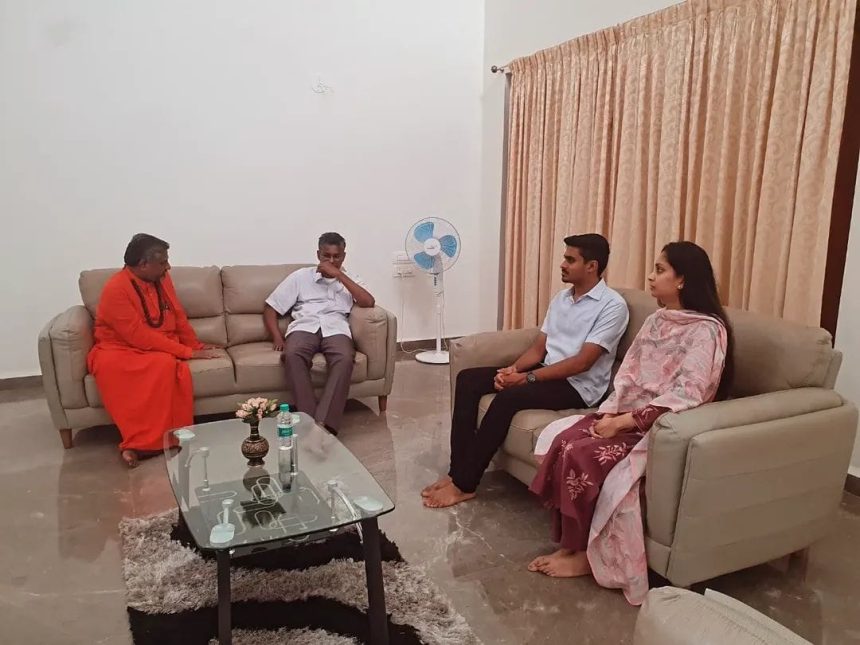 ಸಚಿವ ಸತೀಶ್‌ ಜಾರಕಿಹೊಳಿ ನಿವಾಸಕ್ಕೆ ವಾಲ್ಮೀಕಿ ಶ್ರೀಗಳ ಭೇಟಿ 