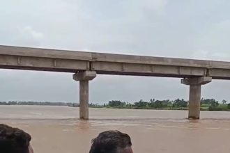 ಕುಡಚಿ: ಕೃಷ್ಣಾ ನದಿ ನೀರಿನ ಮಟ್ಟವನ್ನು ಪರಿಶೀಲಿಸುತ್ತಿರುವ ಸಚಿವ ಸತೀಶ್ ಜಾರಕಿಹೊಳಿ