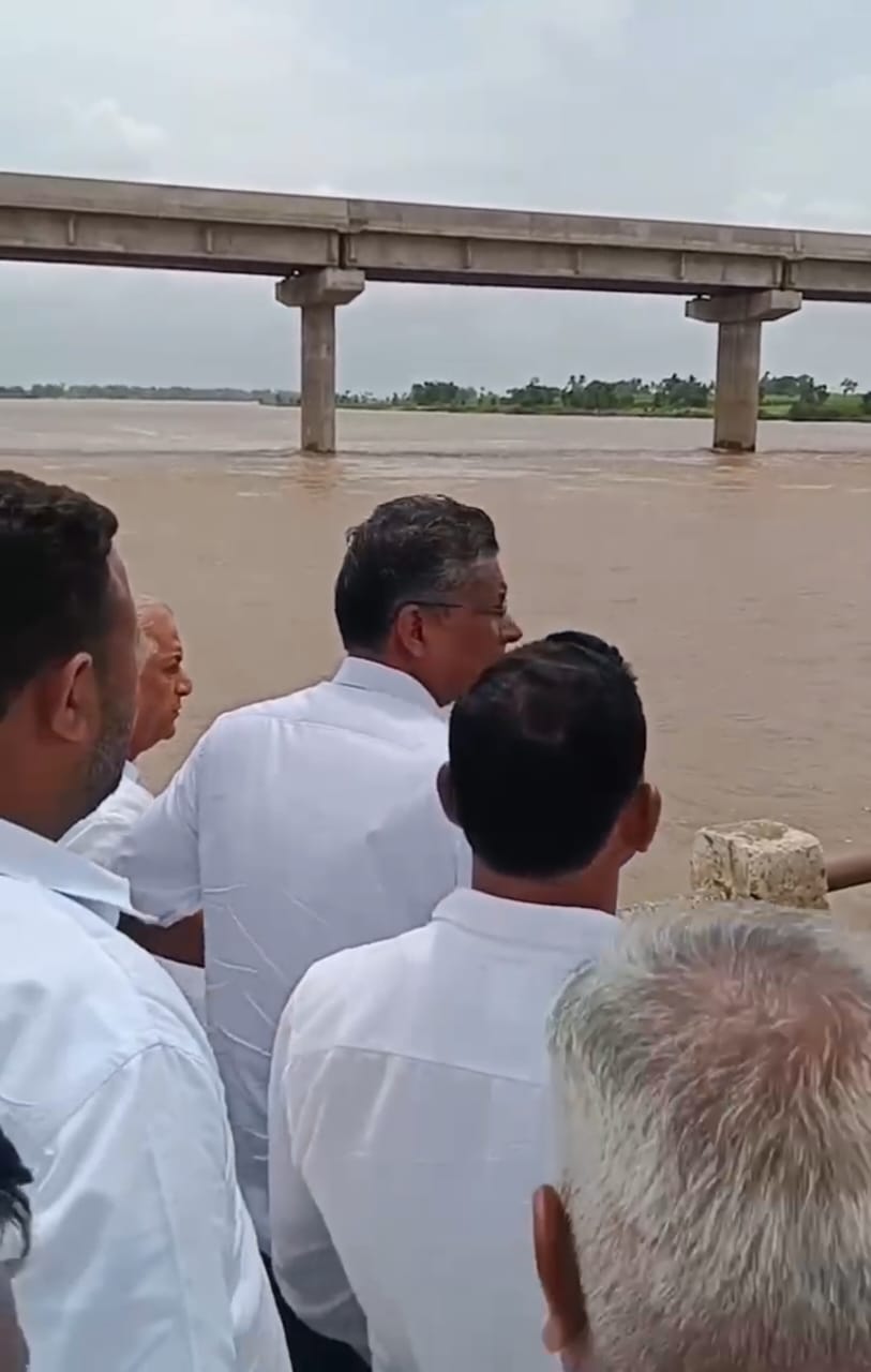 ಕುಡಚಿ: ಕೃಷ್ಣಾ ನದಿ ನೀರಿನ ಮಟ್ಟವನ್ನು ಪರಿಶೀಲಿಸುತ್ತಿರುವ ಸಚಿವ ಸತೀಶ್ ಜಾರಕಿಹೊಳಿ