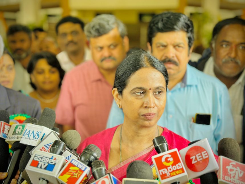 ಮೀನುಗಾರರು ಸುರಕ್ಷಿತವಾಗಿ ಮರಳಲಿ : ಸಚಿವೆ ಲಕ್ಷ್ಮೀ ಹೆಬ್ಬಾಳಕರ್ ಪ್ರಾರ್ಥನೆ