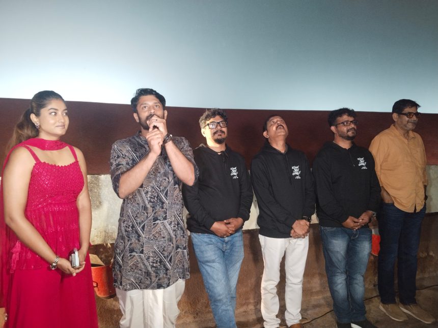 ಧಾರವಾಡದ ಪದ್ಮಾ ಚಿತ್ರಮಂದಿರದಲ್ಲಿ ದೂರ ತೀರ ಯಾನ ಸಿನಿಮಾದ ಬಿಡುಗಡೆ ಪೂರ್ವ ಪ್ರಿಮಿಯರ್ ಶೋ